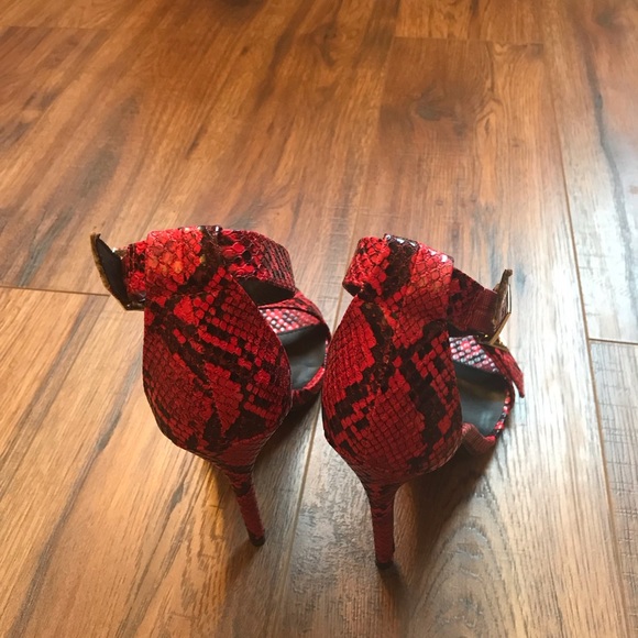🤩 🐍 Red and Black Snake Print Ankle Strap Heels - Picture 4 of 6